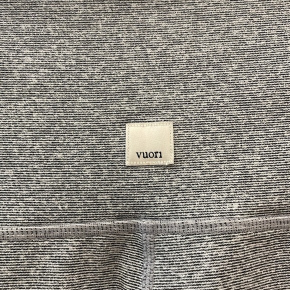 Vuori Gray Heathered Active Shorts—Pockets on sides—EXCELLENT Condition! - Picture 4 of 7